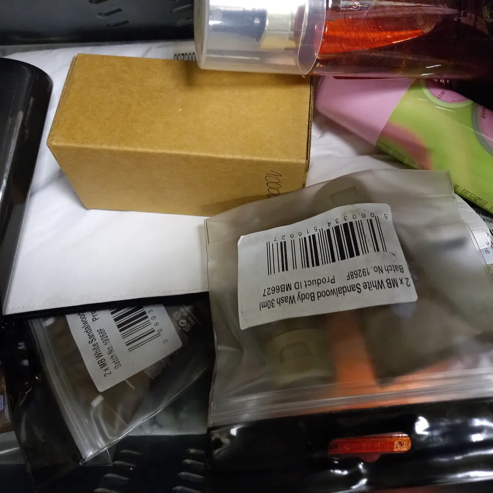 LOT OF APPROXIMATELY 15 ASSORTED BATH & BODY ITEMS, TO INCLUDE COACH, ICEBERG, MOLTON BROWN, ETC