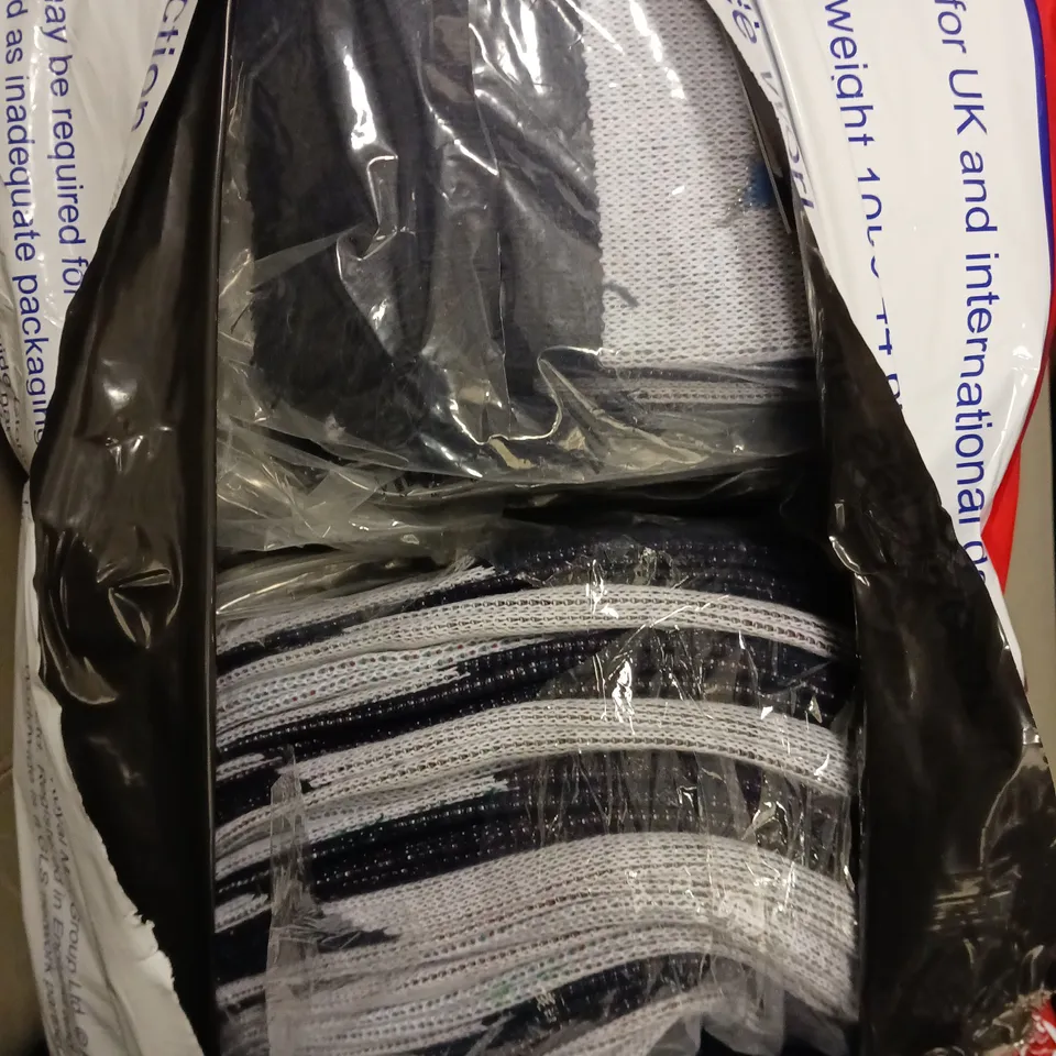 APPROXIMATELY 12 ADIDAS OFFICIAL ITALY RUGBY SUPPORTERS SCARVES 