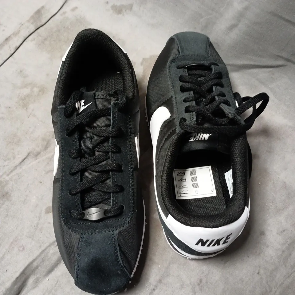 NIKE CORTEZ TXT (GS) SNEAKERS – BLACK/WHITE – UK4 (4Y) YOUTH SIZE