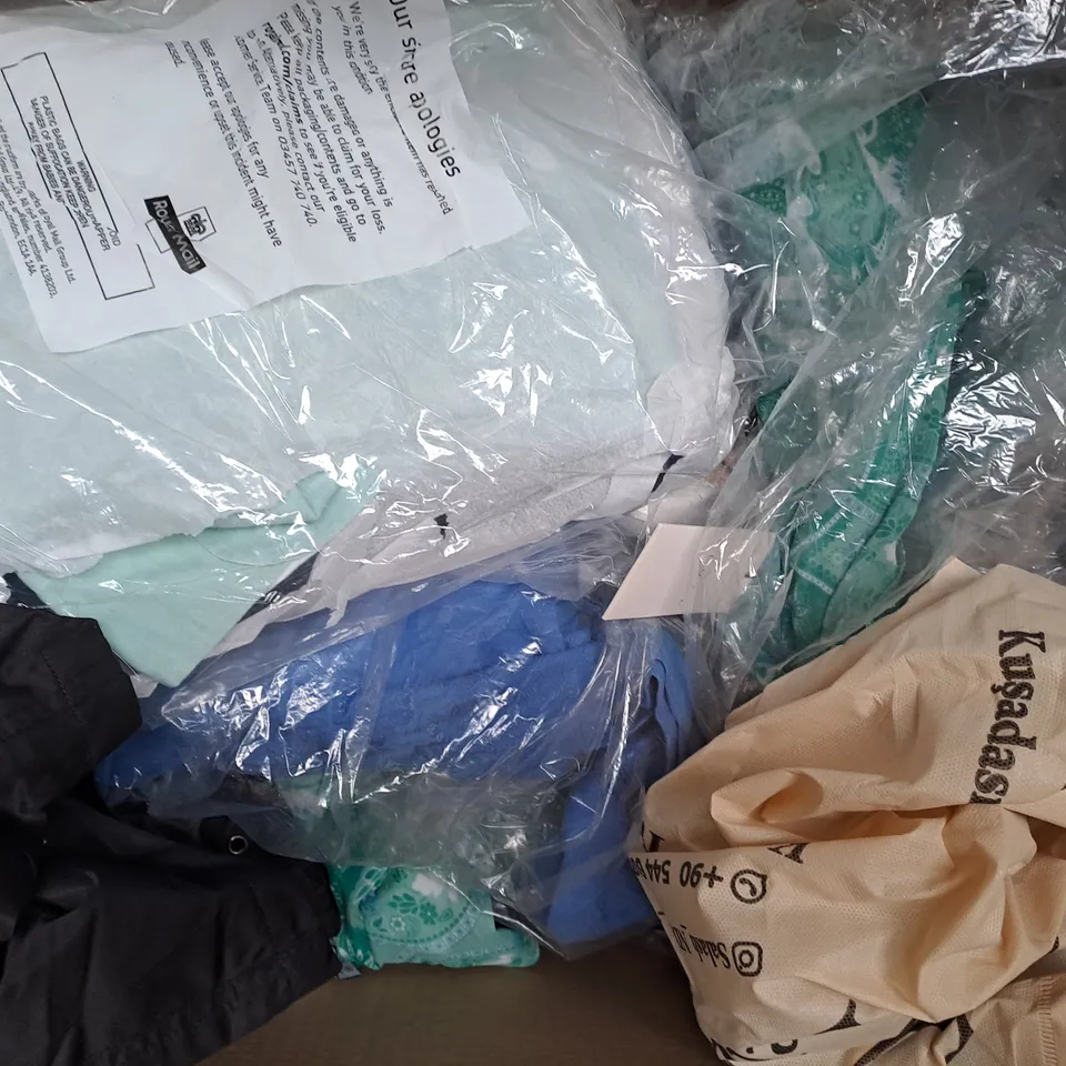 BOX OF APPROXIMATELY 25 ASSORTED CLOTHING ITEMS IN VARIOUS STYLES AND SIZES TO INCLUDE T-SHIRTS, SHORTS, ETC