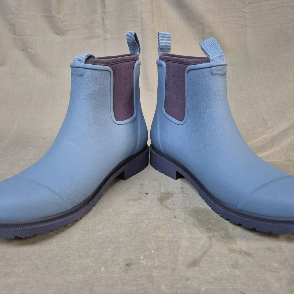 BOXED PAIR OF MERRY PEOPLE BOBBI BOOTS IN BLUE/NAVY EU SIZE 40