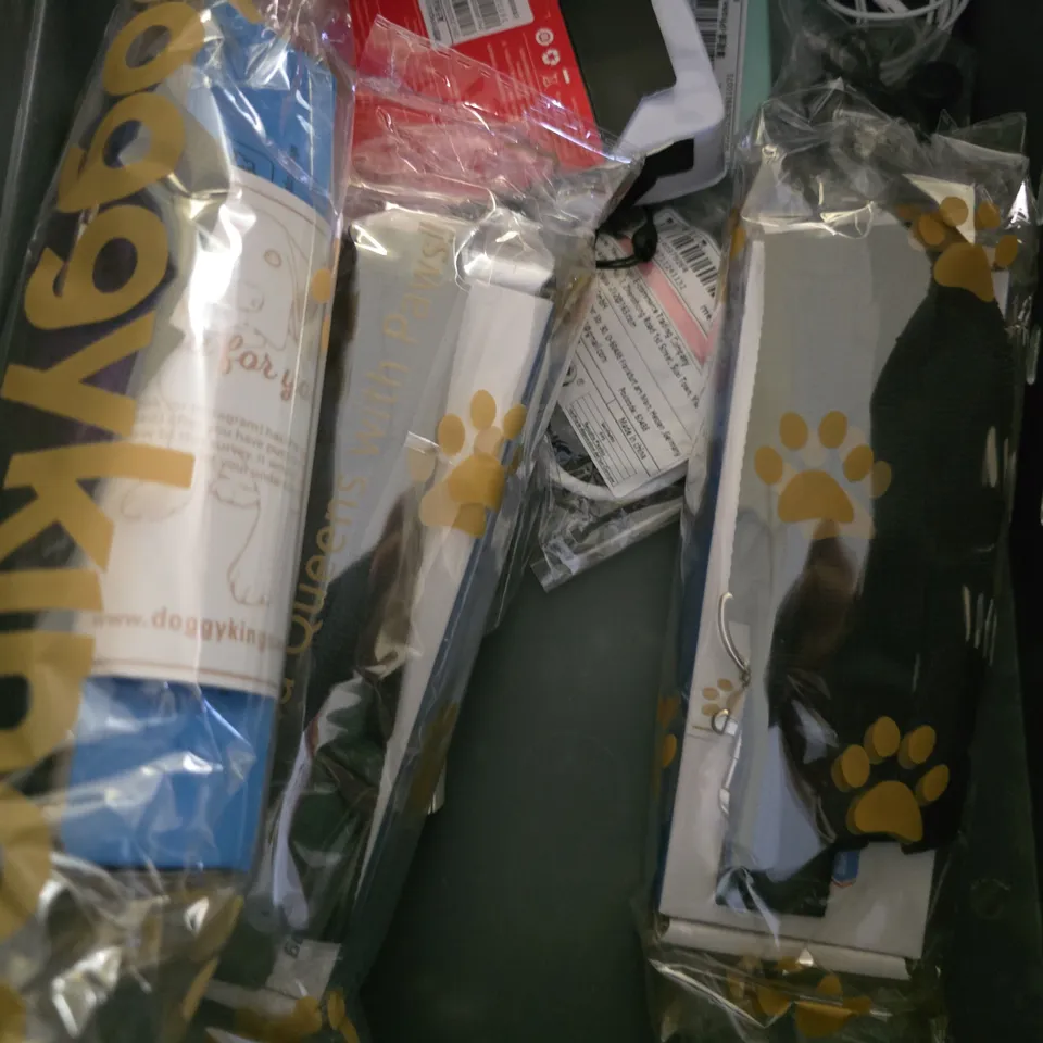 APPROXIMATELY 8 ASSORTED ITEMS TO INCLUDE - HP EARPHONES , AIRPODS CASE , CILLSO TRUE WIRELESS EARBUDS ETC