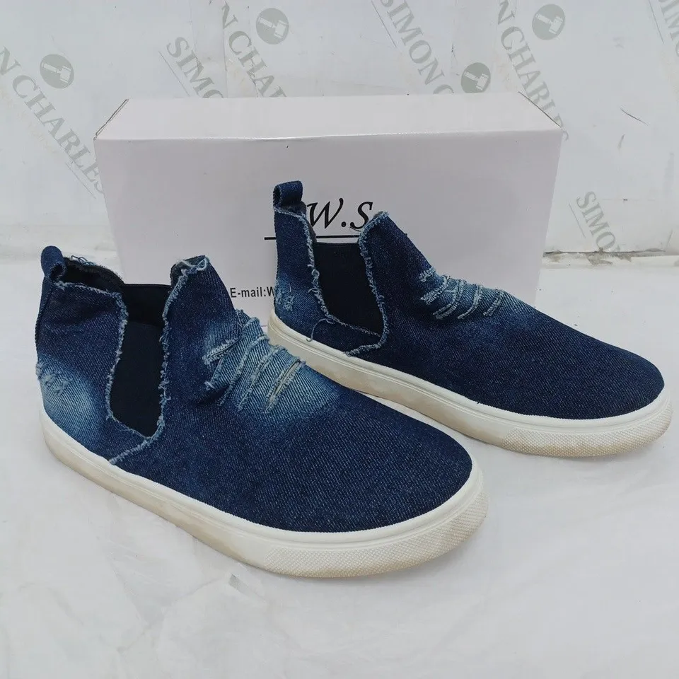 APPROXIMATELY 10 PAIRS OF BOXED W.S FLAT TRAINERS SLIP-ON DISTRESSED BLUE IN VARIOUS SIZES