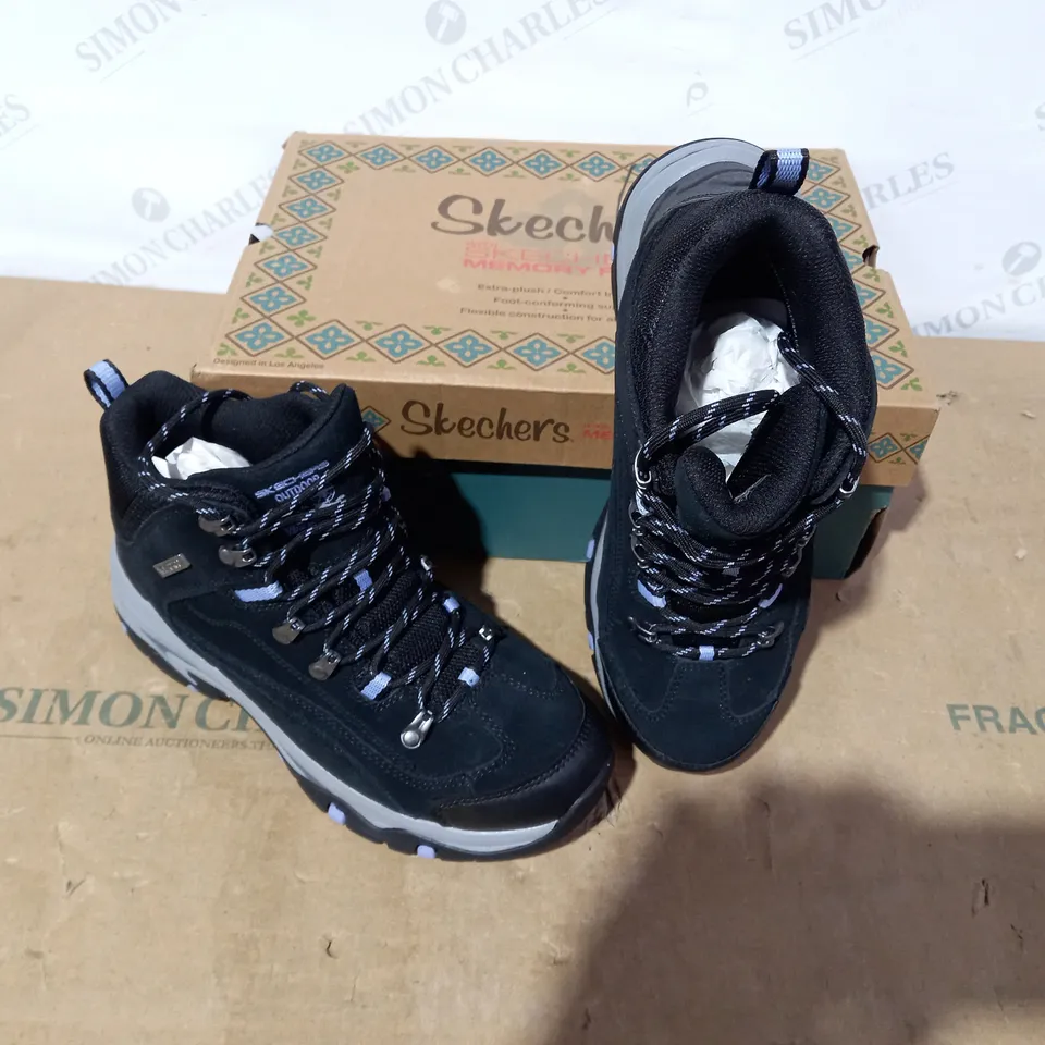 BOXED PAIR OF SKECHERS BLACK BOOTS - SIZE 5