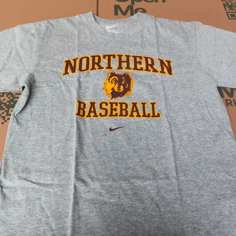NIKE GREY T‑SHIRT WITH NORTHERN BASEBALL BEAR - SIZE S
