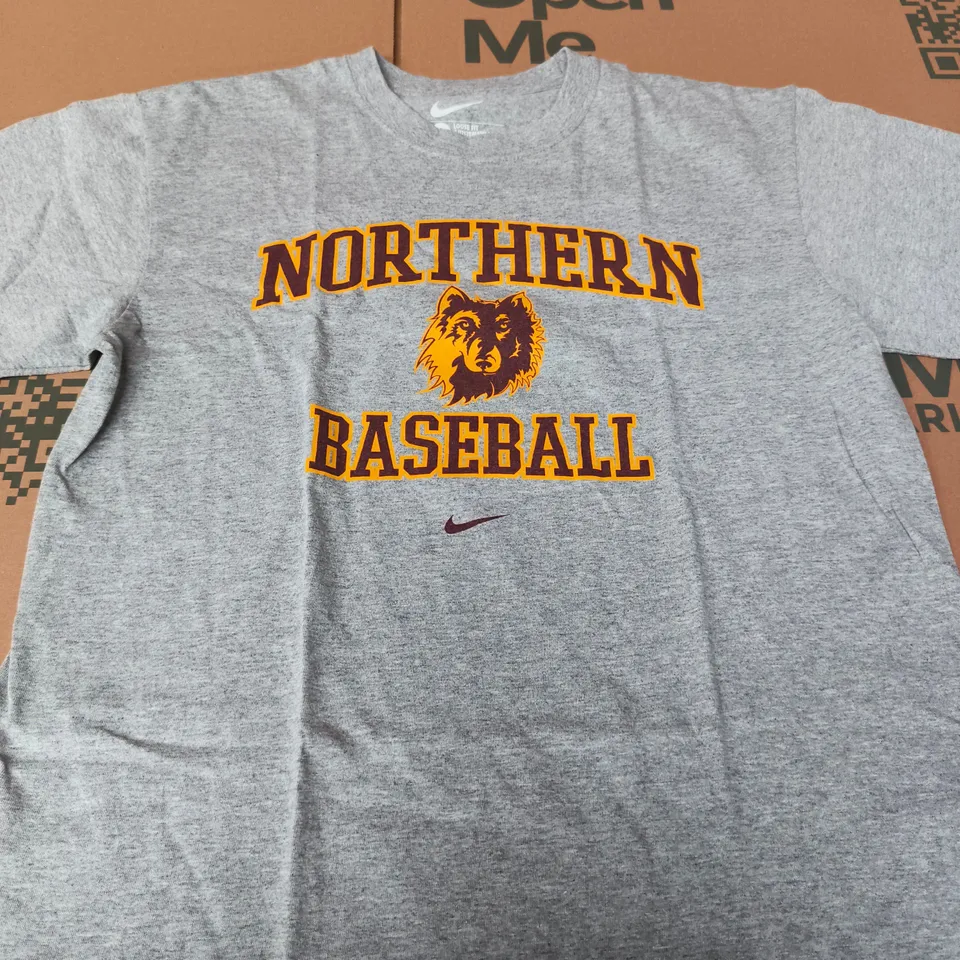 NIKE GREY T‑SHIRT WITH NORTHERN BASEBALL BEAR - SIZE S