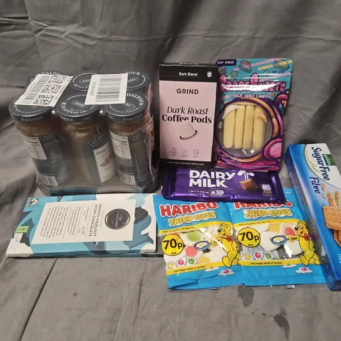 APPROXIMATELY 15 ASSORTED FOOD & DRINK ITEMS TO INCLUDE GRIND DARK TOAST COFFEE PODS, ST DALFOUR ORANGE & GINGER FRUIT SPREAD, DAIRY MILK BAR, ETC - COLLECTION ONLY