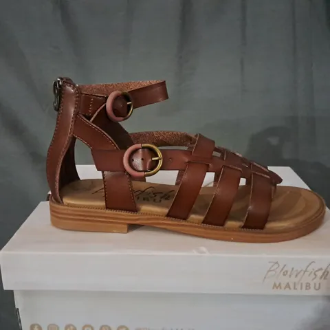 BOXED BLOWFISH MALIBU WOMENS HENNA FOOT STRAP SANDALS - SIZE 6