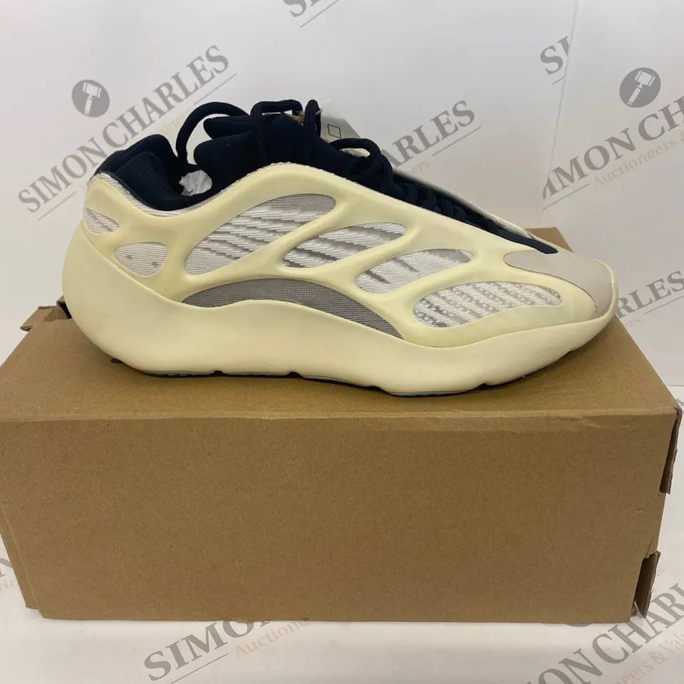 BOXED PAIR OF ADIDAS YEEZY 700 V3 TRAINERS SIZE 8