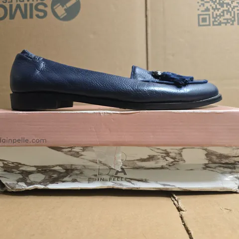 BOXED PAIR OF MODA IN PELLE LOAFERS IN NAVY SIZE EU 40