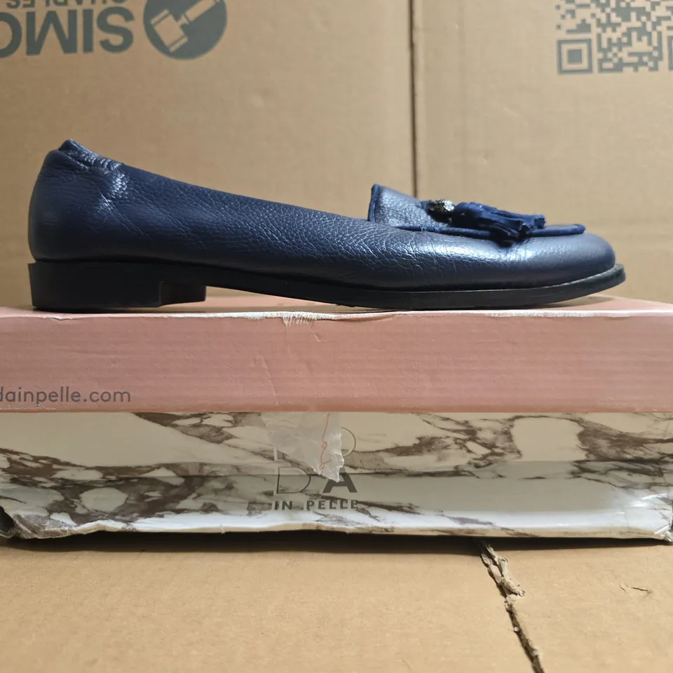 BOXED PAIR OF MODA IN PELLE LOAFERS IN NAVY SIZE EU 40