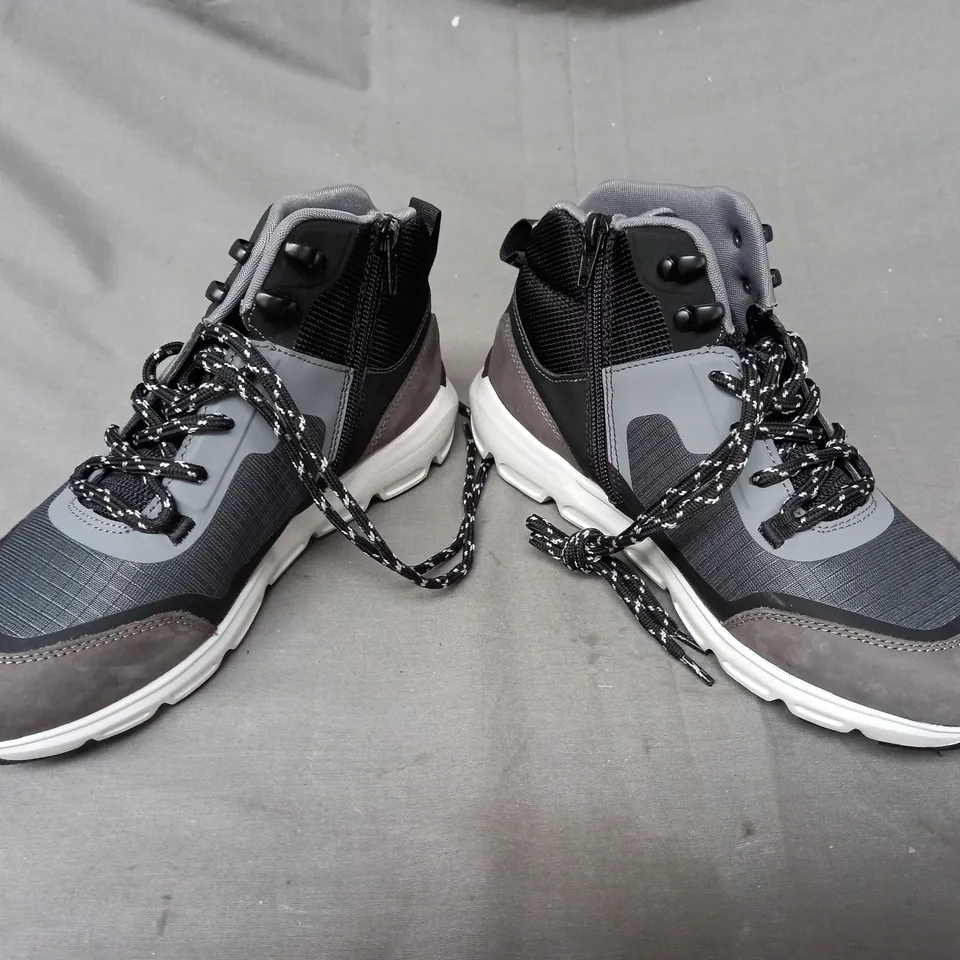 BOXED PAIR OF RIEKER REVOLUTION BOOTS IN GREY SIZE 5