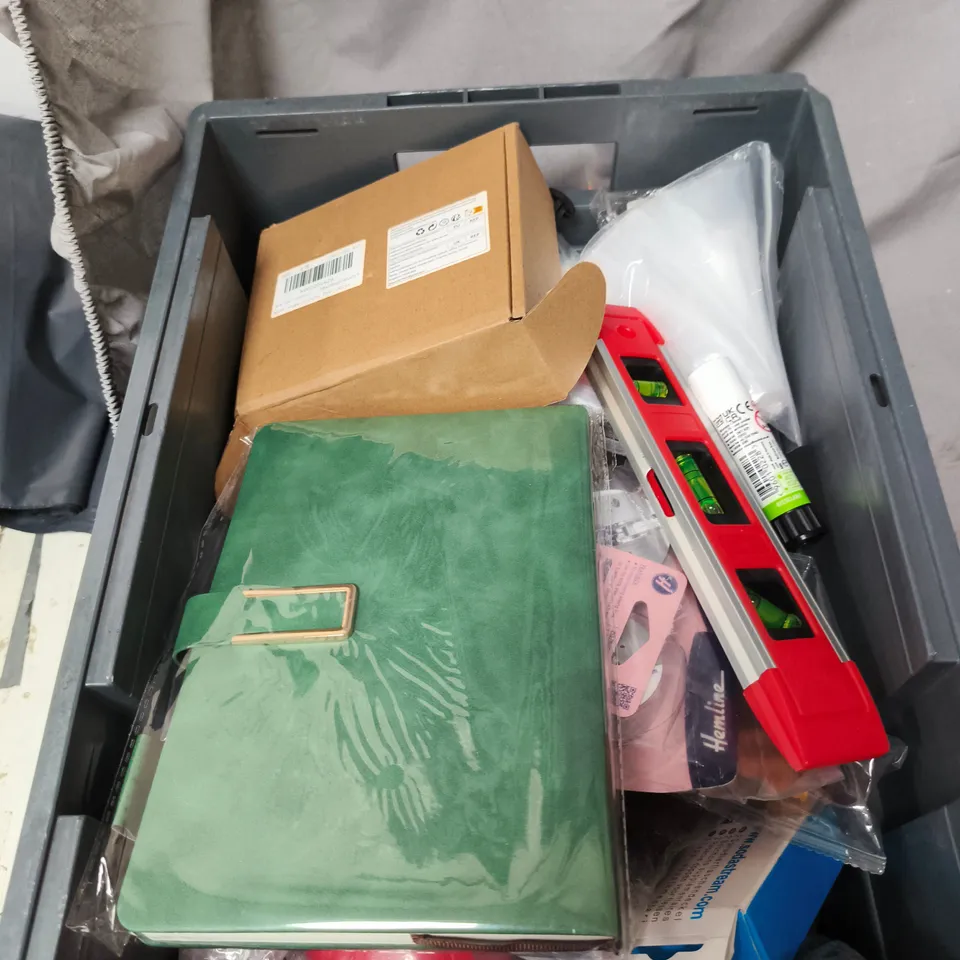 APPROXIMATELY 15 ASSORTED ITEMS INCLUDING SPIRIT LEVEL , NOTE BOOK AND PRITT STICK 
