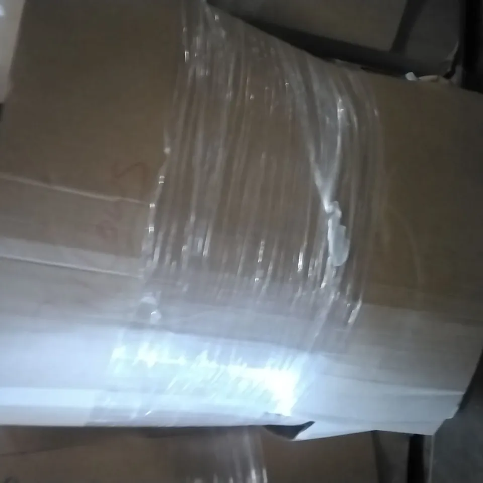 PALLET CONTAINING A LARGE QUANTITY OF PILLOWS