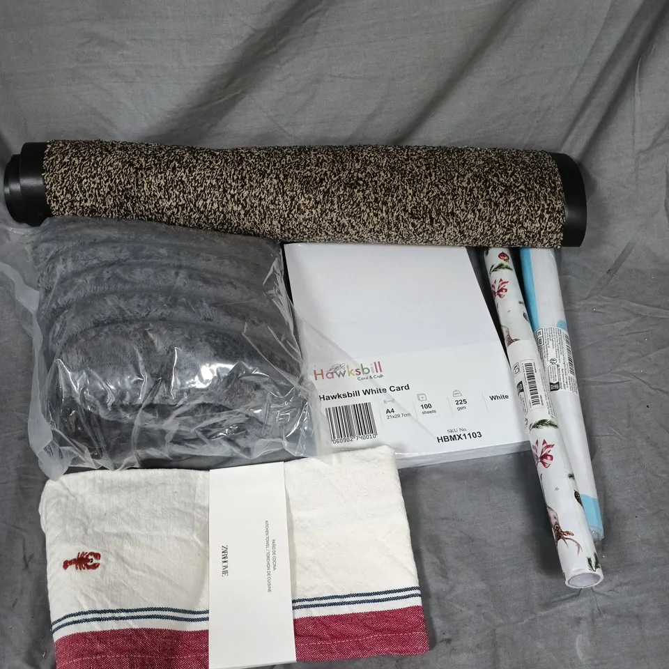 APPROXIMATELY 14 ASSORTED HOUSEHOLD PRODUCTS TO INCLUDE HAWKSBILL WHITE CARD, RUG, KITCHEN TOWL, ETC