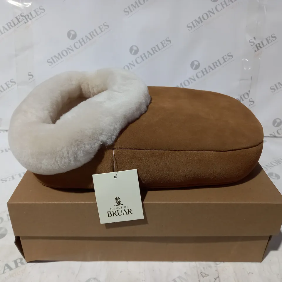 THE HOUSE BRUAR SHEEPSKIN FOOTWARMER CHESNUT TAN SIZE M