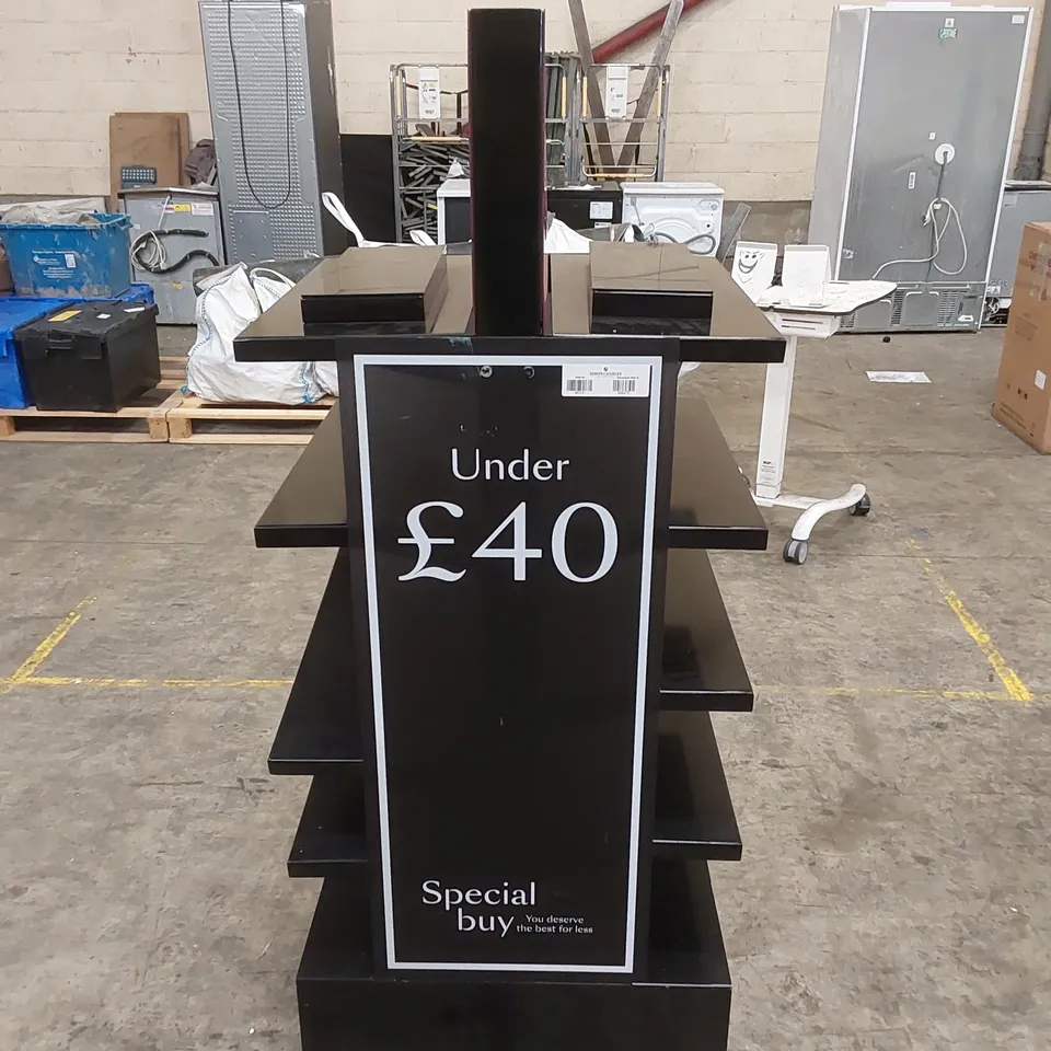 RETAIL SHOP FITTING UNIT ON WHEELS 