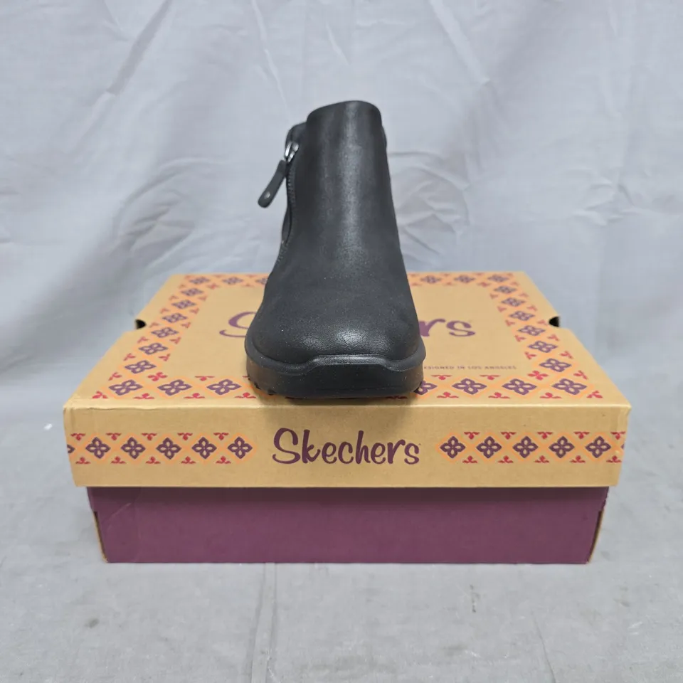 BOXED PAIR OF SKECHERS SIDE-ZIP SHOES IN BLACK SIZE UK 5