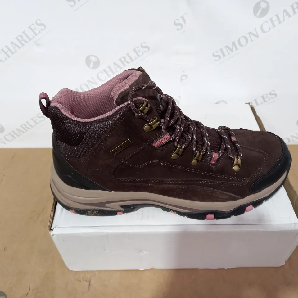 BOXED PAIR OF SKECHERS BOOTS- SIZE 8