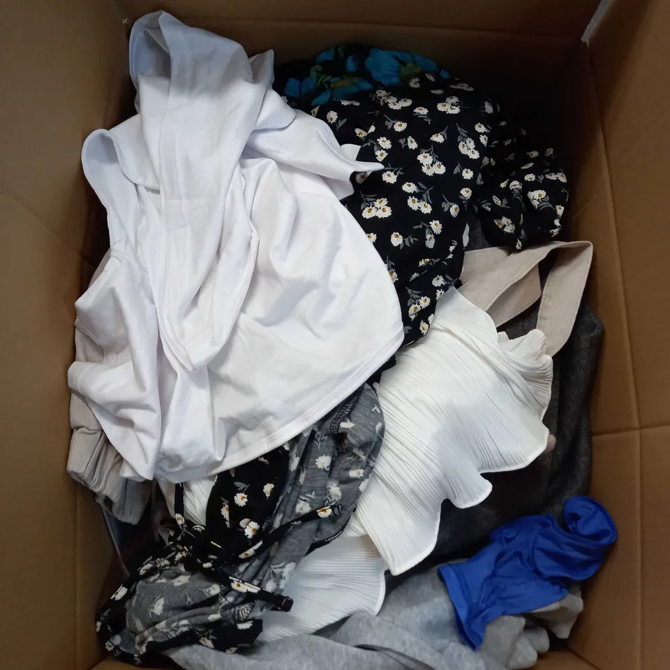 BOX OF APPROX 35 ASSORTED CLOTHING ITEMS TO INCLUDE - DRESSES, T-SHIRTS AND TROUSERS