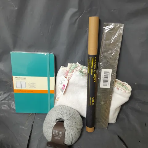 APPROXIMATELY 12 ASSORTED HOUSEHOLD ITEMS TO INCLUDE NOTEBOOK, STIRRING SPOON, FELTED TWEED, ETC