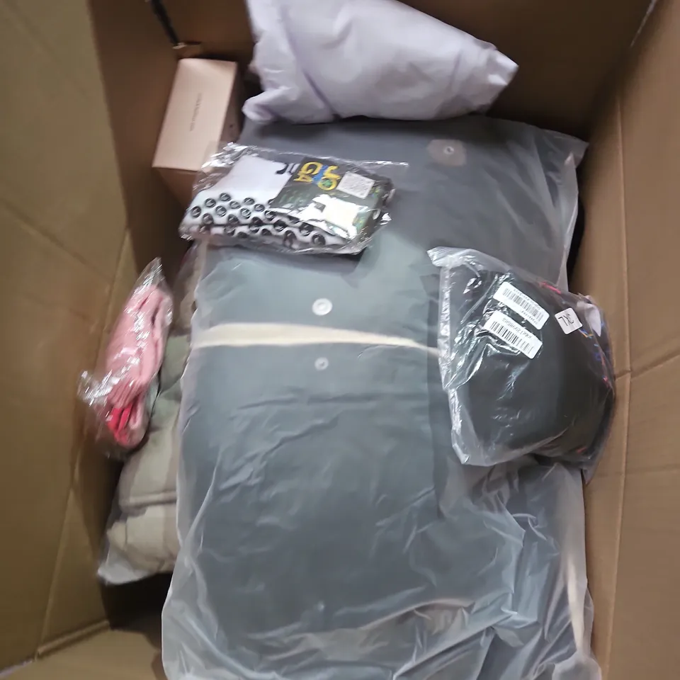 LARGE BOX OF APPROXIMATELY 25 ASSORTED CLOTHING ITEMS IN VARIOUS COLOURS, STYLES AND SIZES - COLLECTION ONLY