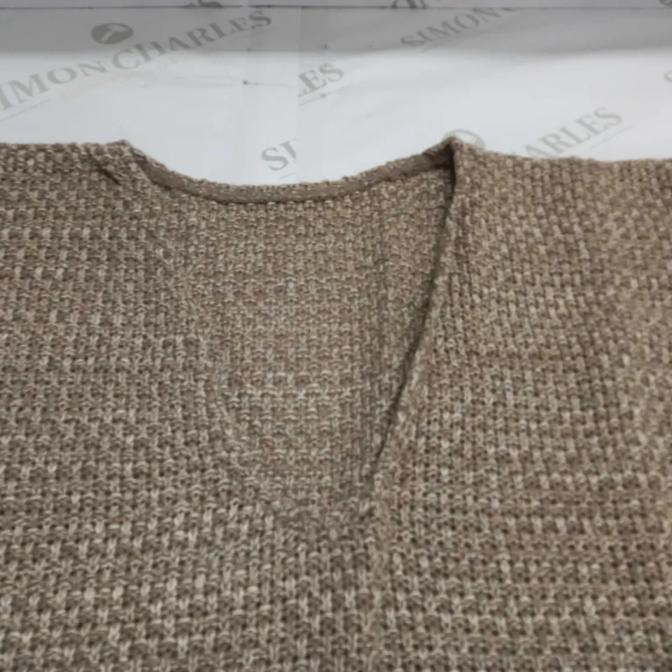LOT OF 8 V-NECK JUMPERS IN NATURAL - SIZE UNSPECIFED
