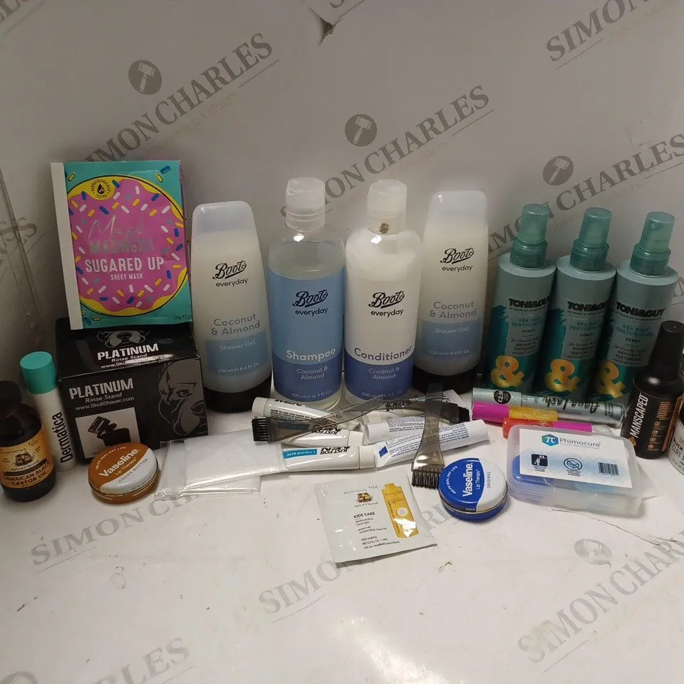 APPROXIMATELY 20 ASSORTED COSMETICS ITEMS TO INCLUDE BOOTS EVERYDAY SHAMPOO (500ml), LANCOME DRAMA MATTE LIPSTICK 505 (3.4g), TONI&GUY SEA SALT TEXTURISING SPRAY, ETC