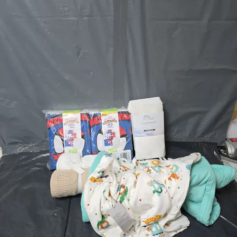 APPROXIMATELY 15 ASSORTED HOMEWARE ITEMS TO INCLUDE COOL TOUCH FITTED SHEET, SPIDEY AMAZING FRIENDS DUVET SET, BABY CLOTHES, ETC