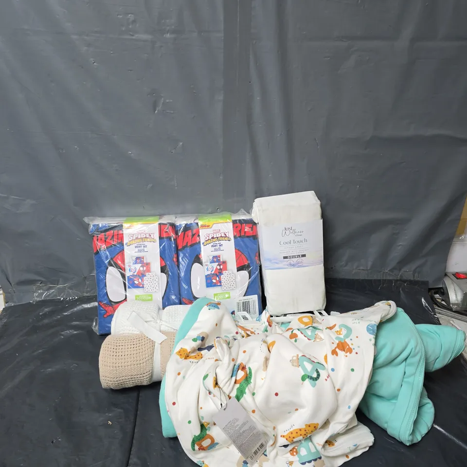 APPROXIMATELY 15 ASSORTED HOMEWARE ITEMS TO INCLUDE COOL TOUCH FITTED SHEET, SPIDEY AMAZING FRIENDS DUVET SET, BABY CLOTHES, ETC