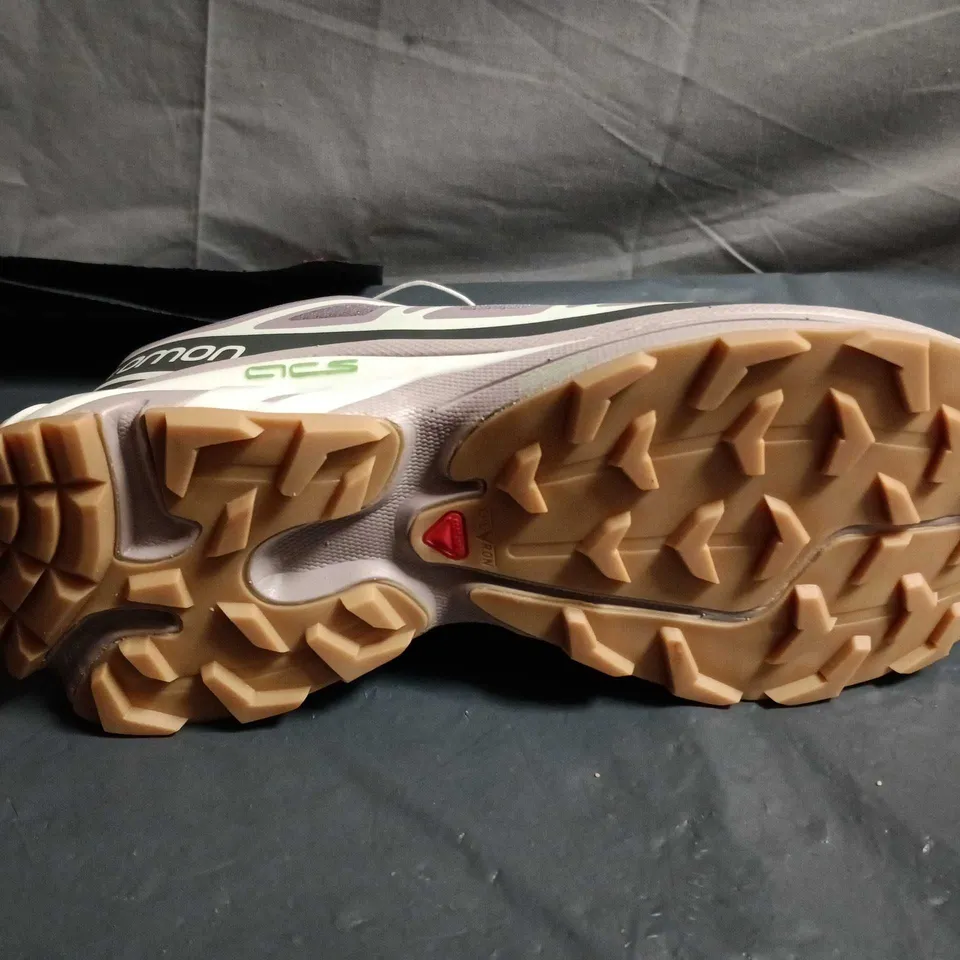 SALOMON WOMEN'S HIKING SHOES –SIZE 8