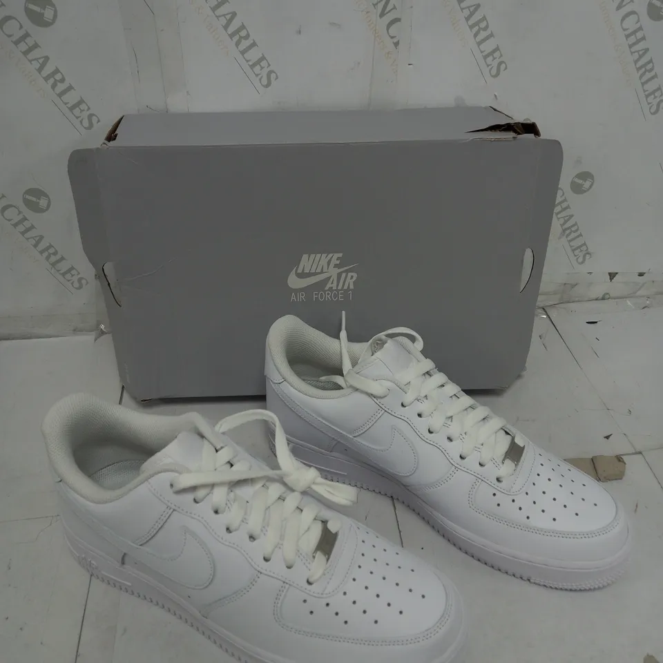 BOXED PAIR OF NIKE AIR FORCE 1 WHITE SIZE UK 9.5 