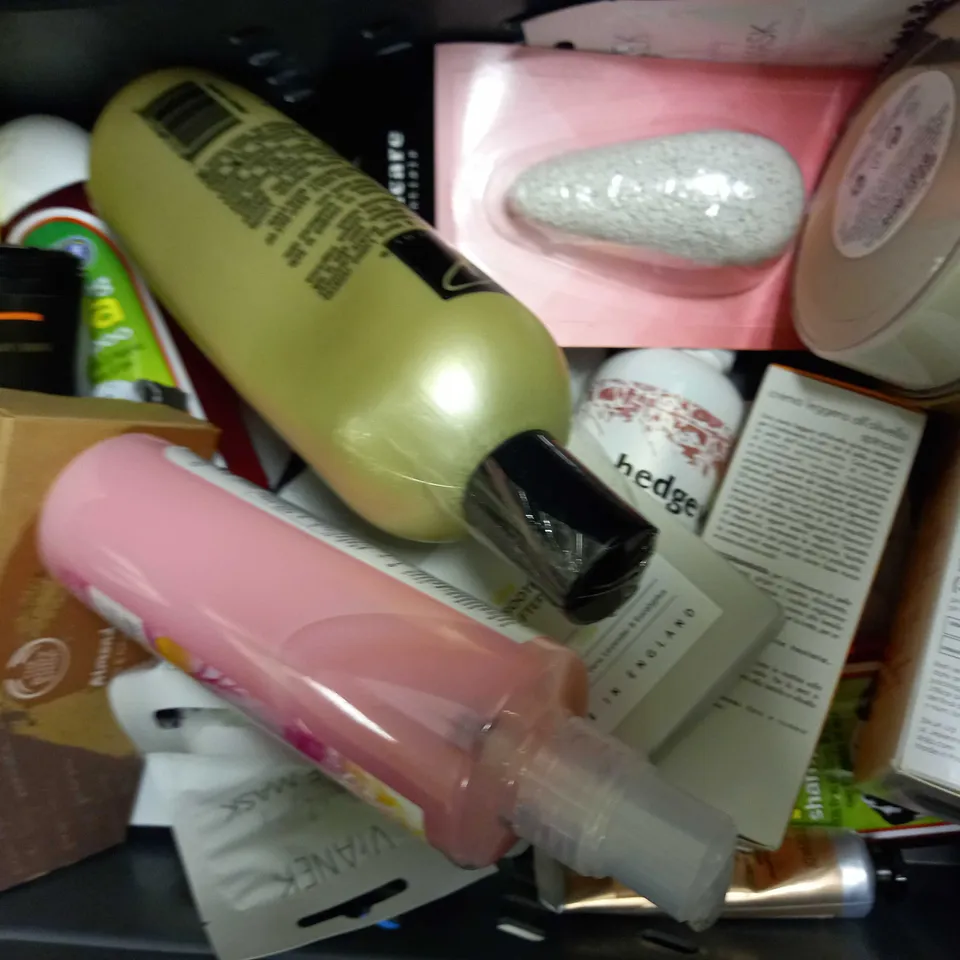 LOT OF APPROXIMATELY 20 ASSORTED HEALTH & BEAUTY ITEMS, TO INCLUDE THE BODY SHOP, FACE MASK, ZIAJA, ETC