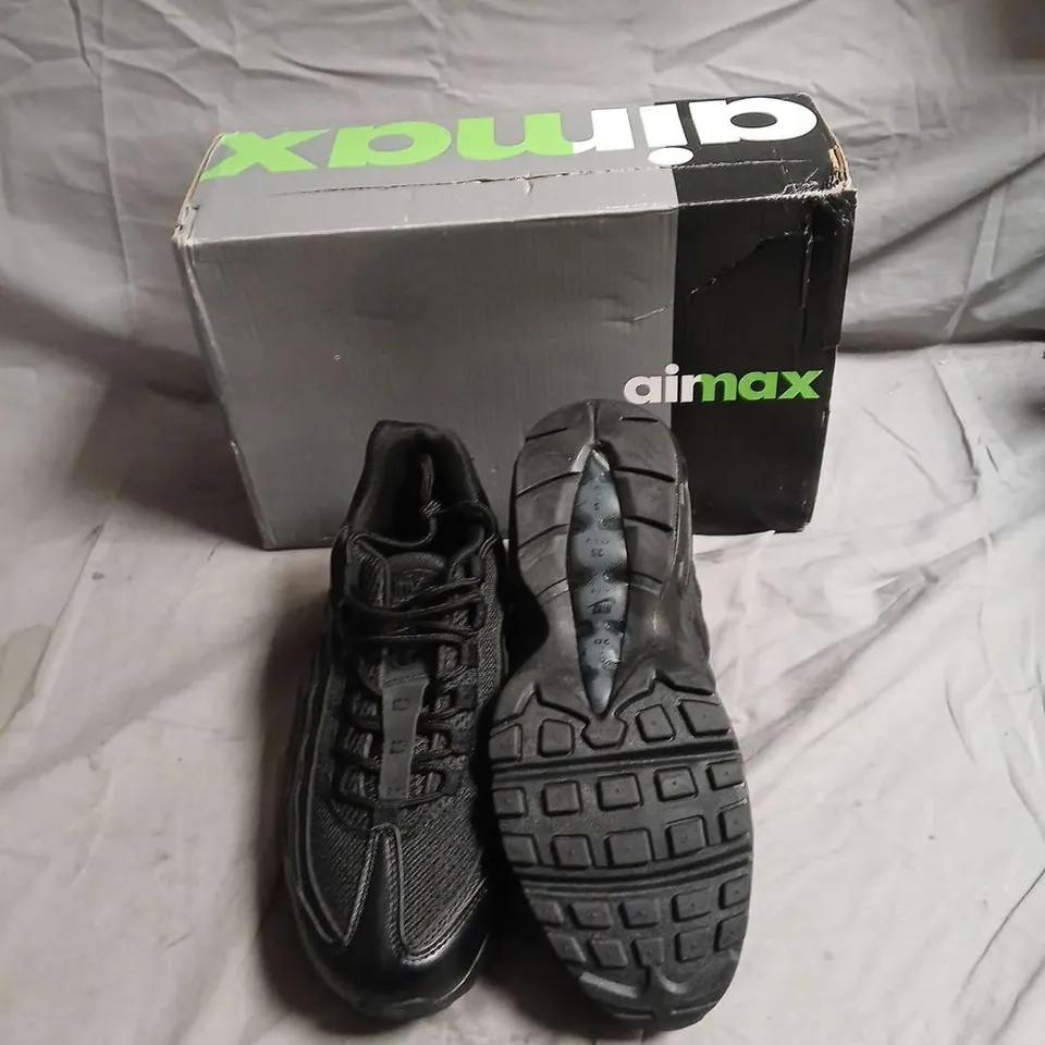 NIKE AIRMAX BLACK RUNNING TRAINERS- SIZE UK 7 