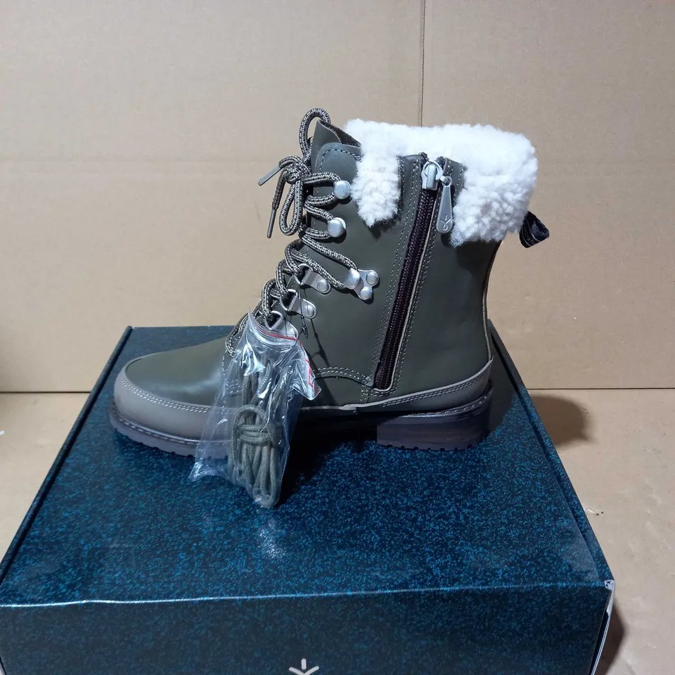 BOXED PAUR OF EMU OKAB FAUX LEATHER BOOTS IN DARK OLIVE UK SIZE 7