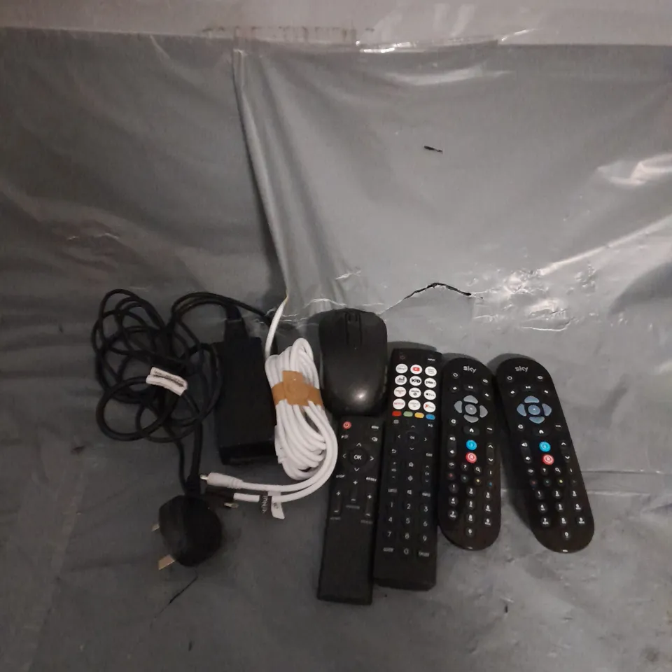 APPROXIMATELY 10 ASSORTED ELECTRICAL PRODUCTS & ACCESSORIES TO INCLUDE REMOTE, CABLES, COMPUTER MOUSE, ETC