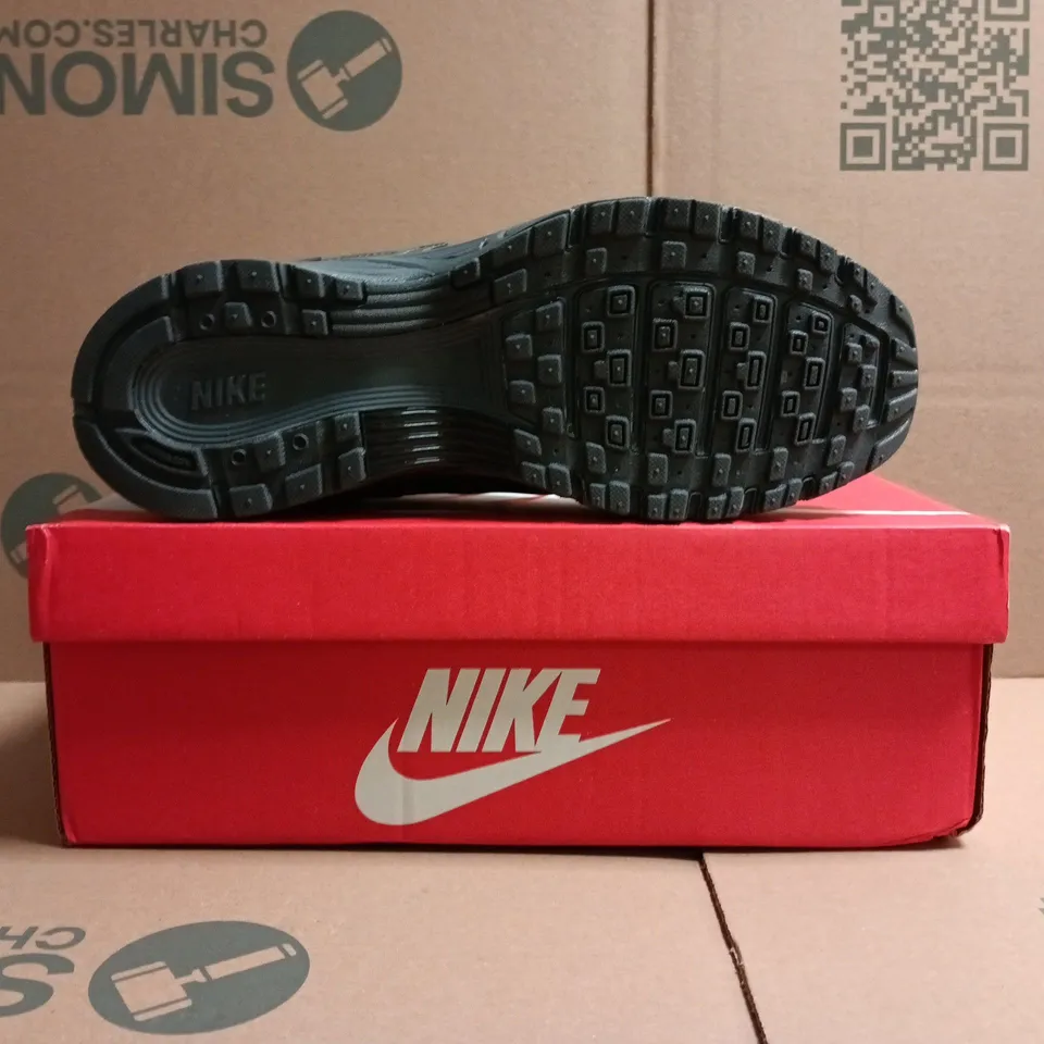 BOXED PAIR OF NIKE P-6000 TRAINERS IN IRON GREY/METALLIC SILVER SIZE UK 8