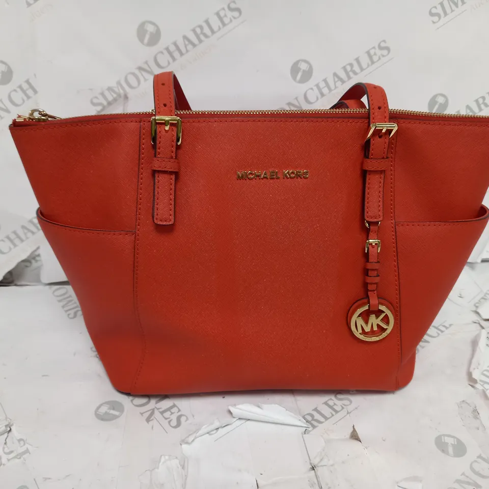 MICHAEL KORS WOMANS ORANGE BAG WITH GOLD DETAIL 