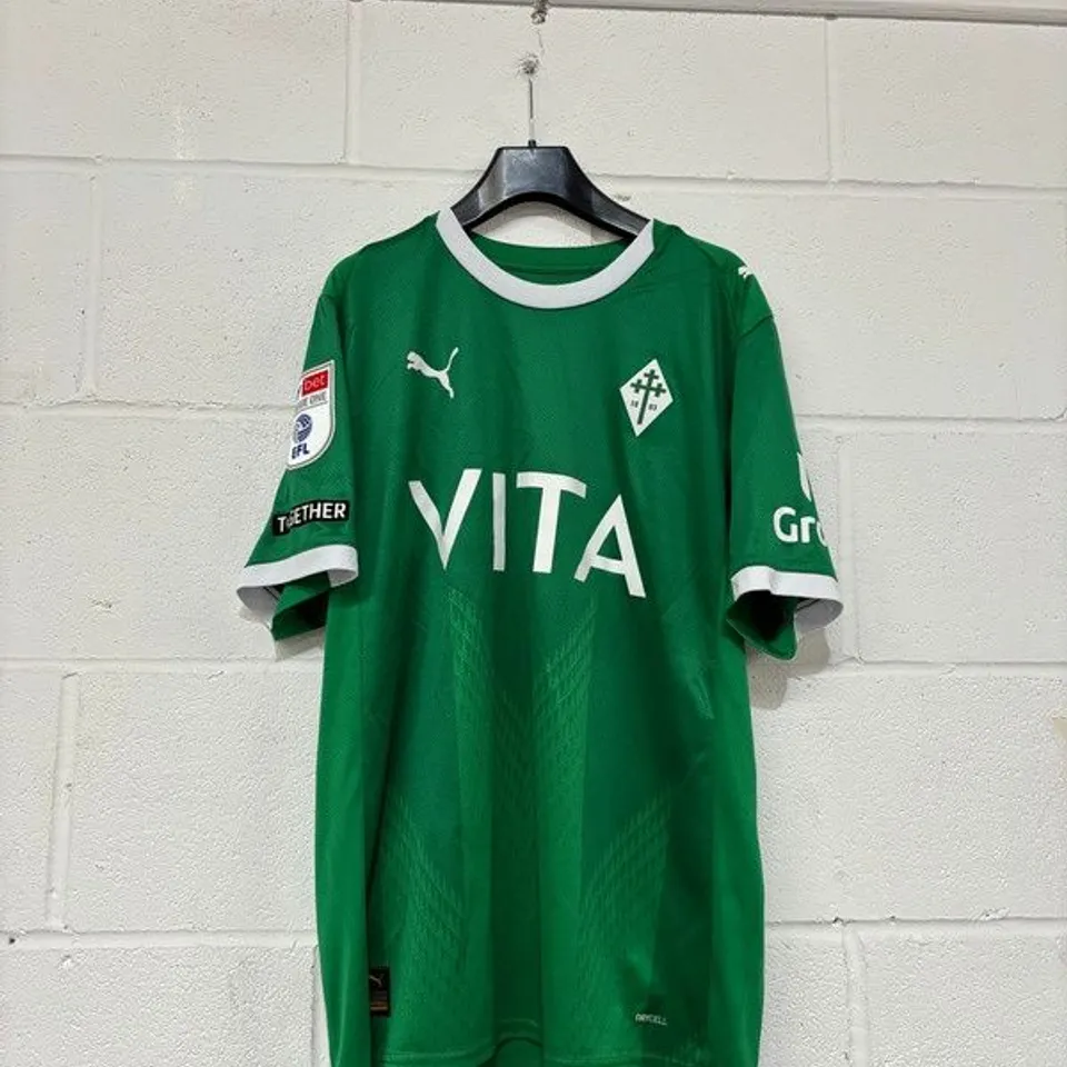 STOCKPORT COUNTY F.C LEAGUE ONE MATCH WORN THIRD KIT IN GREEN - UK L / JID OKEKE #41