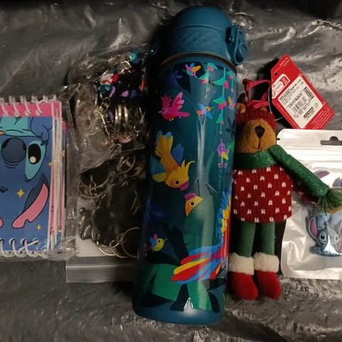 APPROXIMATELY 10 ASSORTED TOYS AND GAMES TO INCLUDE LILO & STITCH MINI NOTE PADS, ETC
