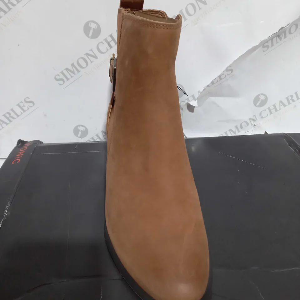 BOXED PAIR OF VIONIC SIENNA ANKLE BOOTS IN BROWN SIZE 5