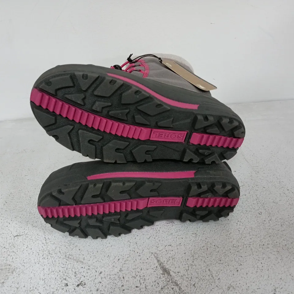 BOXED PAIR OF SOREL YOUTH CUMBERLAND 2 BOOTS IN LIGHT GREY/PINK - UK 5.5
