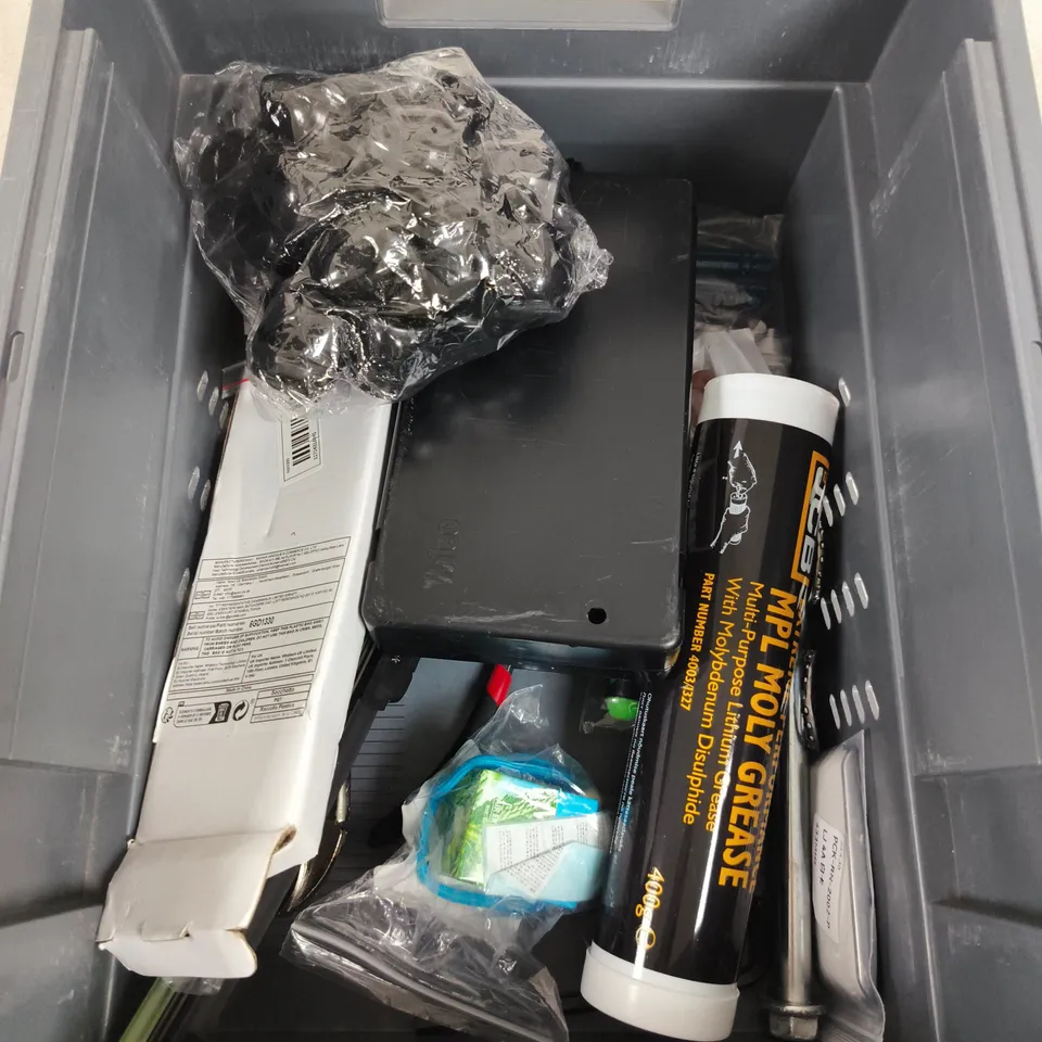 APPROXIMATELY 10 ASSORTED VEHICLE PARTS/ACCESSORIES TO INCLUDE REAR WIPER, MOLY GREASE, SEATBELT UNIT ETC 