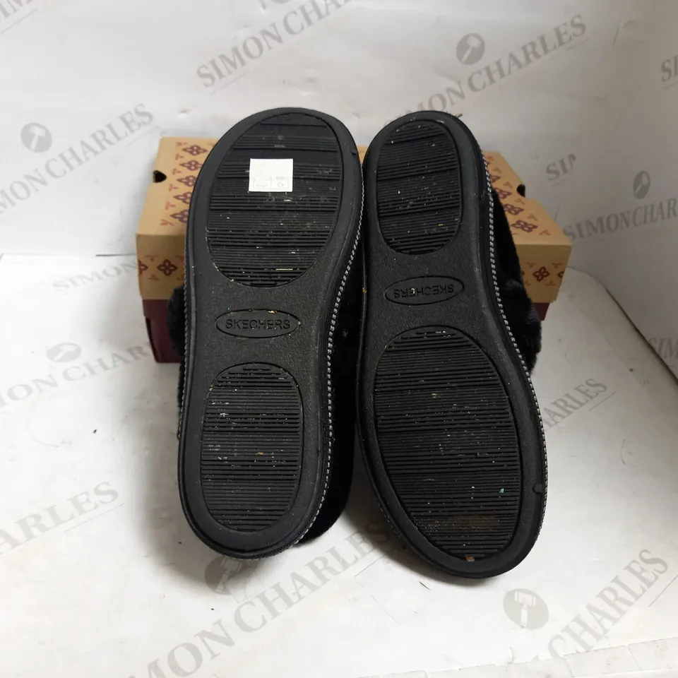 SKECHERS COZY SLIPPER BLACK - SIZE 6.5