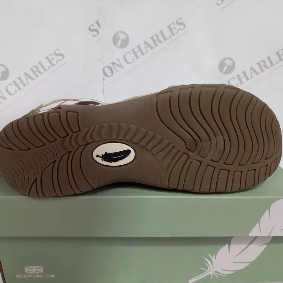 BOXED FREE SPIRIT MALIBU HIGH FLAT SANDLAS WITH OPEN TOE - SIZE 7