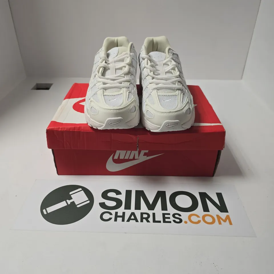 BOXED PAIR OF NIKE P-6000 TRAINERS IN WHITE - UK 7.5