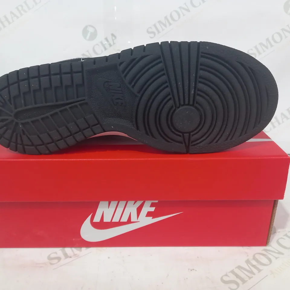 BOXED PAIR OF NIKE DUNK LOW SHOES IN BLACK/WHITE UK SIZE 4.5