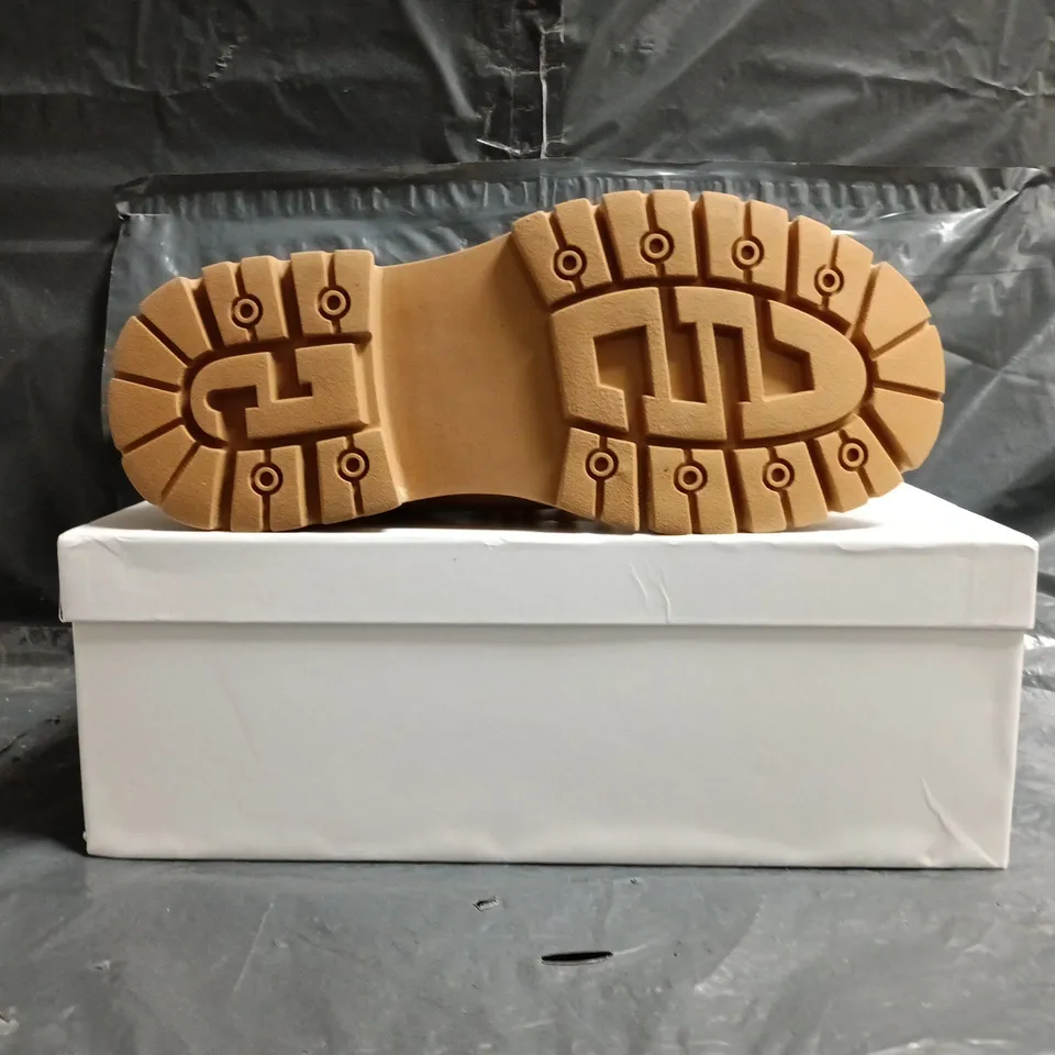 BOXED PAIR OF CONZURI ANKLE BOOTS IN MUSTARD SIZE UK 6