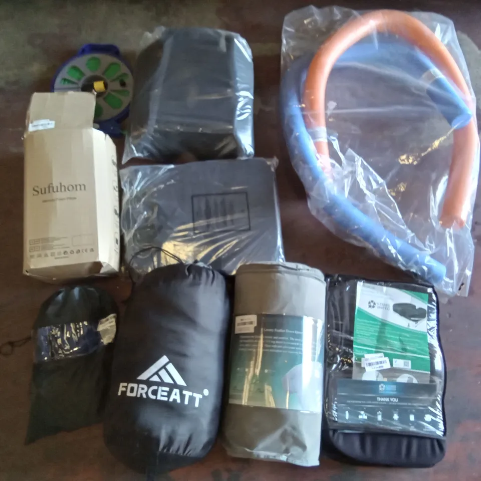 PALLET OF ASSORTED ITEMS INCLUDING SUFUHOM MEMORY FOAM PILLOW, LUXURY FEATHER DOWN DUVET, STARUNITED SEAT CUSHION, POOL NOODLES, FORCEATT SLEEPING BAG, 15M HOSE