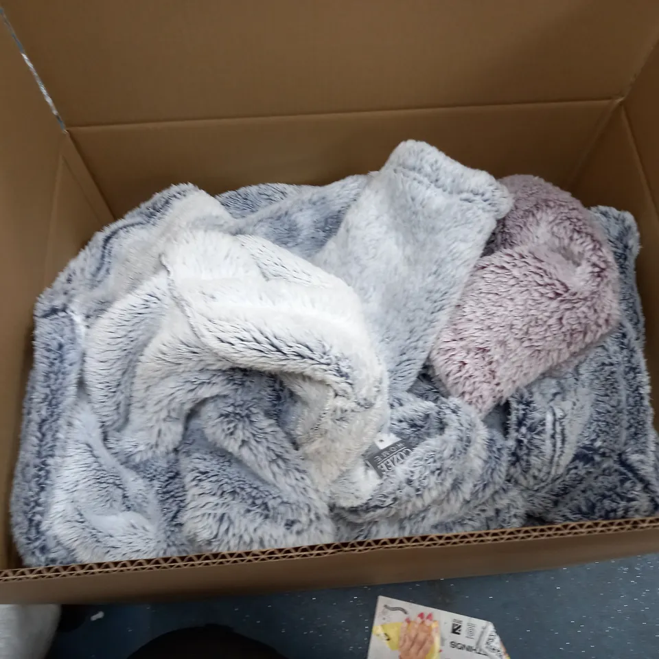 LOT OF APPROX FIVE FLUFFY DRESSING GOWNS